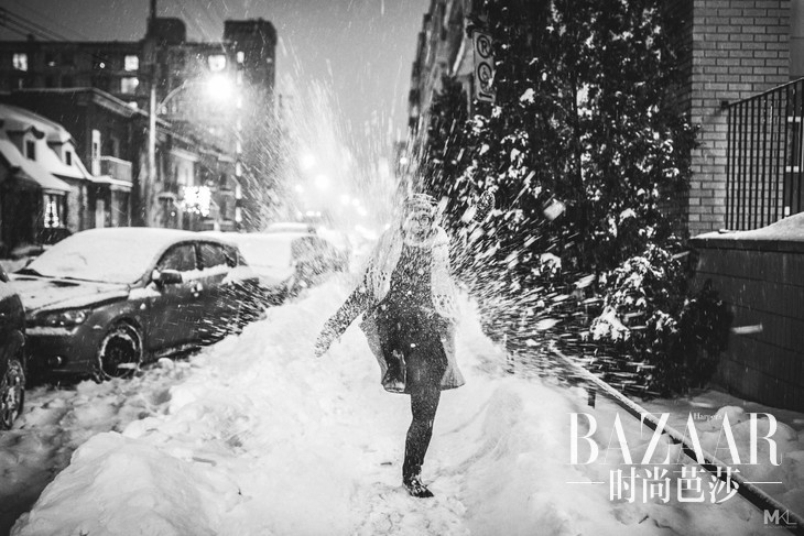 adaymag-photographer-snaps-lovable-images-of-his-camera-shy-girlfriend-01