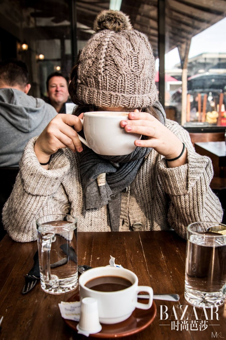 adaymag-photographer-snaps-lovable-images-of-his-camera-shy-girlfriend-04