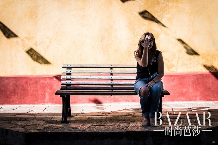 adaymag-photographer-snaps-lovable-images-of-his-camera-shy-girlfriend-03