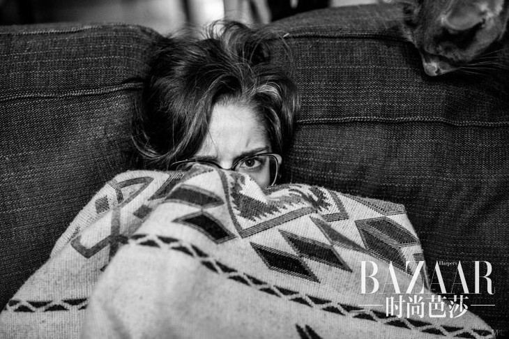 adaymag-photographer-snaps-lovable-images-of-his-camera-shy-girlfriend-02