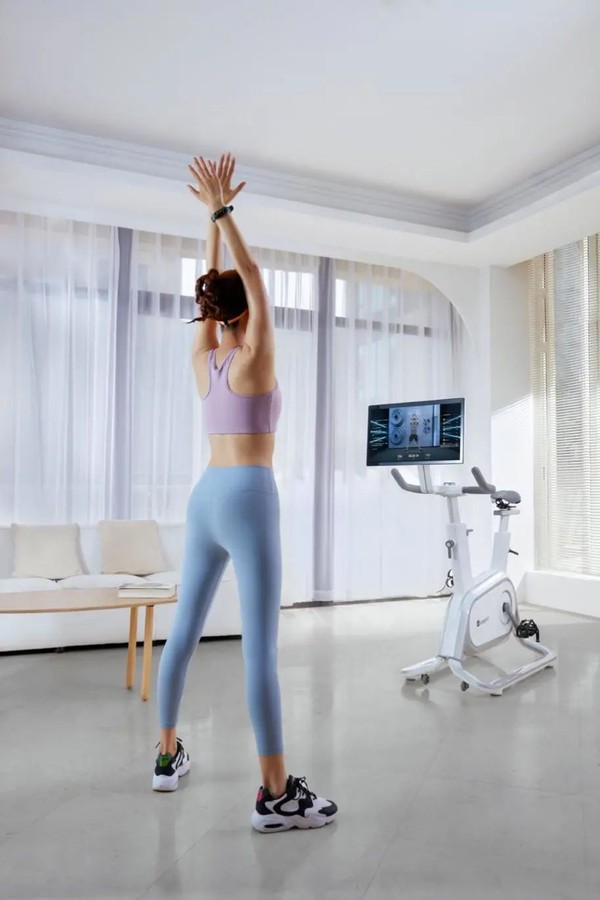 女人站在房间里低可信度描述已自动生成