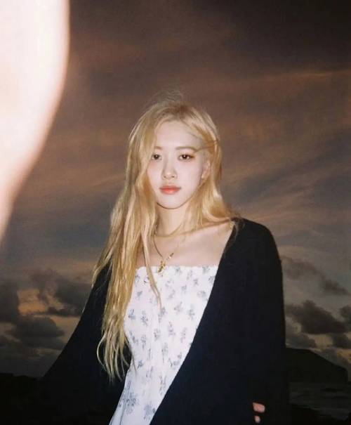 离开韩式审美的Rosé,这次赢了