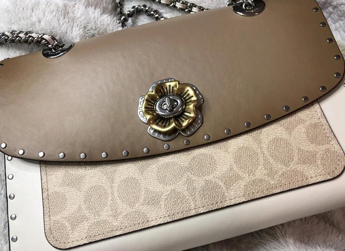 蔻驰山茶花是哪年的款,蔻驰山茶花包经典款香奈儿也有使用