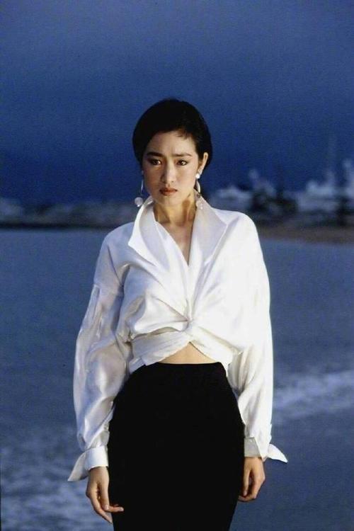 《中国女排》里短发戴眼镜的巩俐,谁敢不乖乖喊声“郎导”?