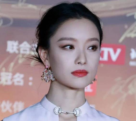 女人就应该有一双“珍珠鞋”，向倪妮杨紫看齐就不会买错！
