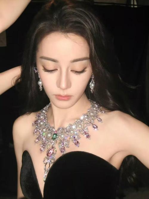 美上热搜的脸,长什么样?