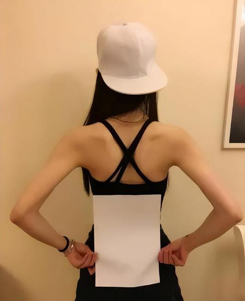 我缺的是这几件衣服吗？明明是直角肩和A4腰啊！