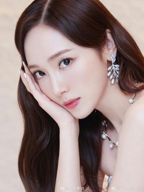 木棍烫睫毛?手指晕腮红?郑秀妍的美妆花样可真多!