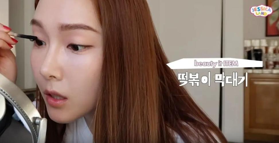 木棍烫睫毛?手指晕腮红?郑秀妍的美妆花样可真多!