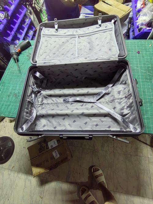 苏州拉杆箱热卖,苏州专业修鞋工厂承担修理女性行李箱工作