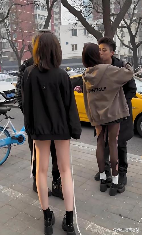 冷风轻轻吹，谁说短裤不搭配！