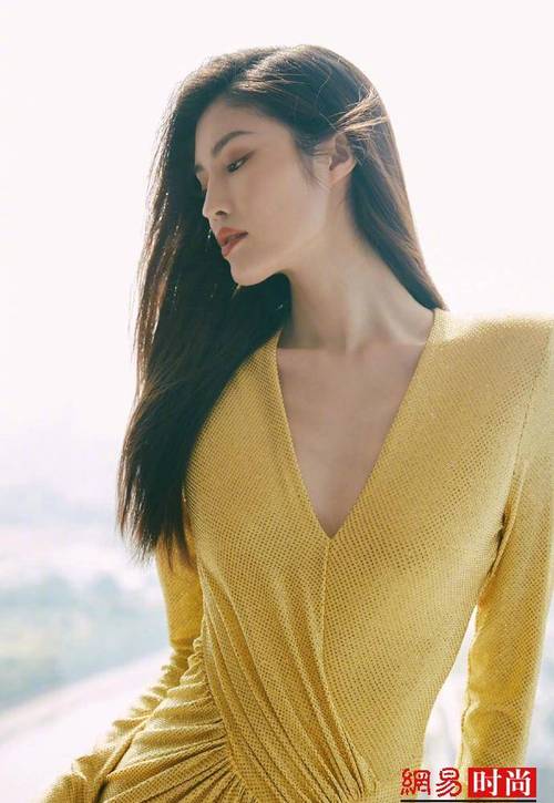 何穗这条发光的人鱼裙有点惊人了吧？