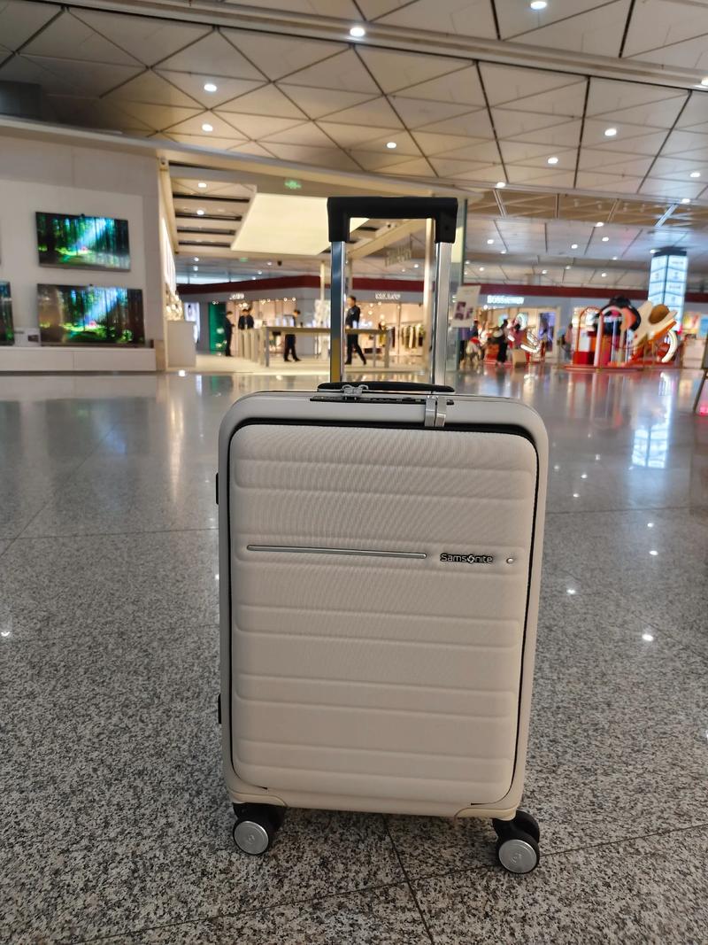 新秀丽箱子,新款秀丽行李箱在国外买会比国内便宜