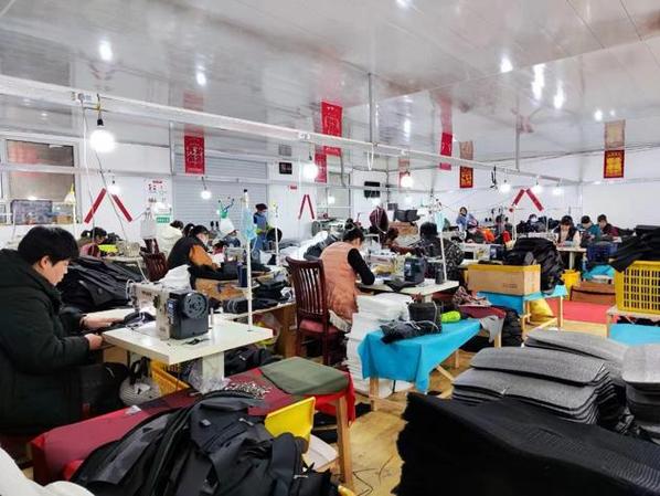 箱包公司车间,中国最大皮具生产基地广州设计生产真皮钱包