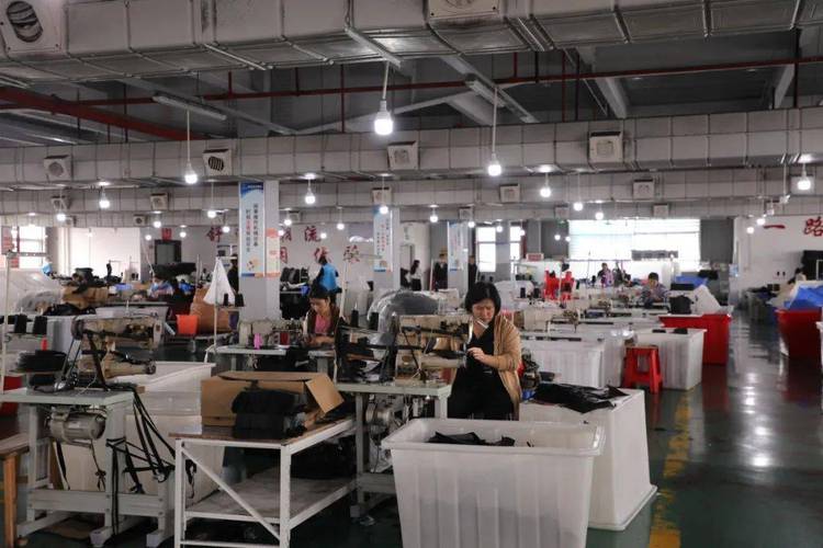 箱包公司车间,中国最大皮具生产基地广州设计生产真皮钱包