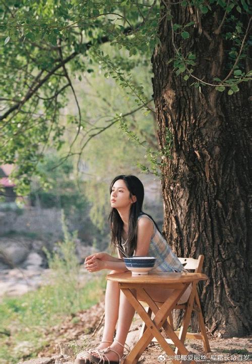 镜头内外,周也的浪漫与果敢