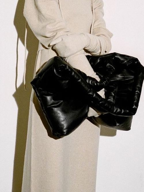 天冷了,想要女明星手里这只暖乎乎的枕头包!