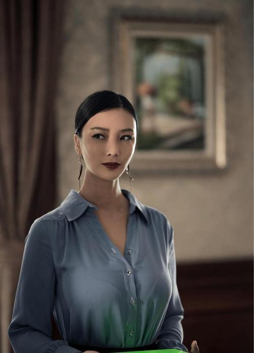 嫁入Givenchy之后，50岁的她重新出道