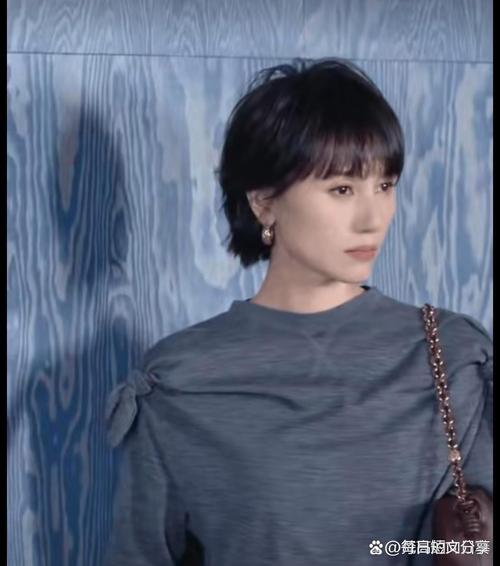 嫁入Givenchy之后，50岁的她重新出道