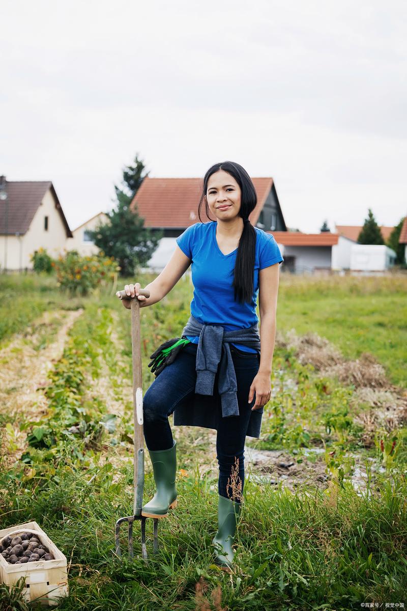她们行走在乡村,每一步都坚韧