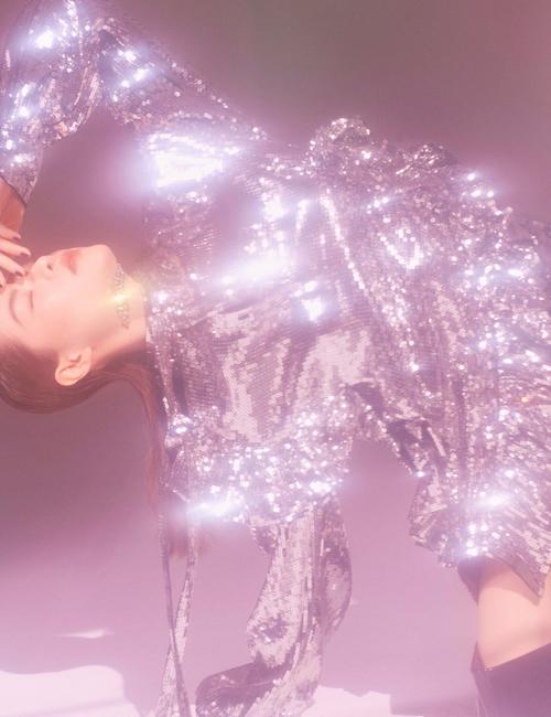 姑娘,你脸上的光闪到我了!