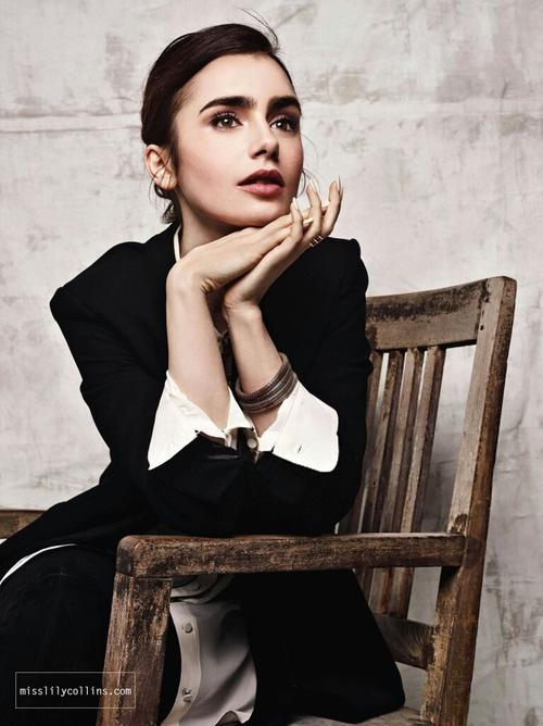 Lily Colins新剧造型引热议,原来穿着和妆容还可以这样搭!