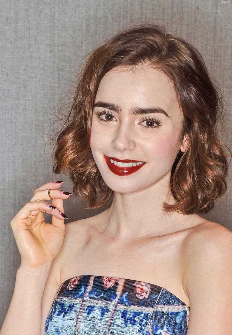 Lily Colins新剧造型引热议,原来穿着和妆容还可以这样搭!