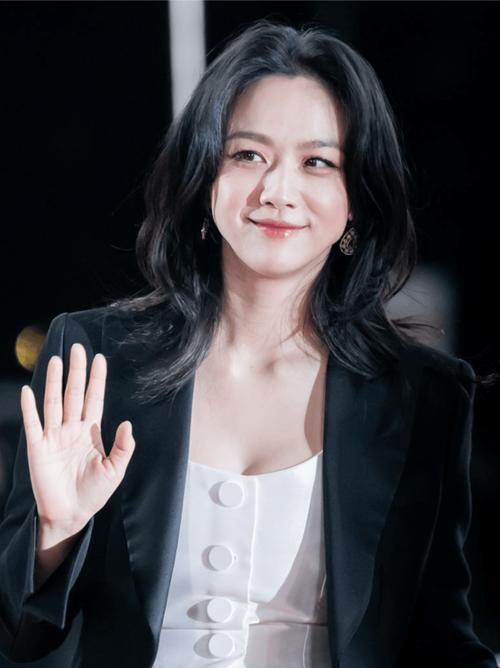 不争不抢的汤唯却在戛纳红毯赢很大