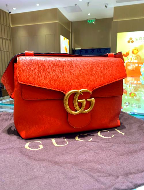 全新配色焕新演绎古驰经典包袋系列，诠释典藏中的复古优雅气质