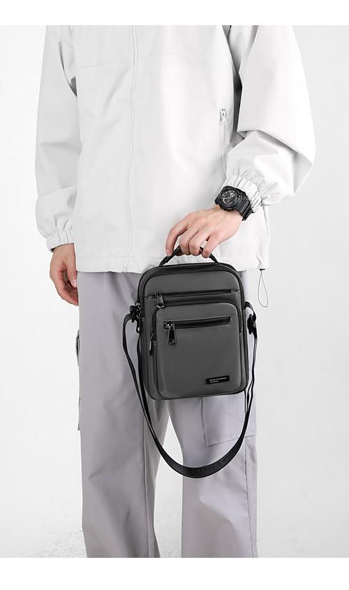 男士小背包单肩包,男士包包搭配方式多样化