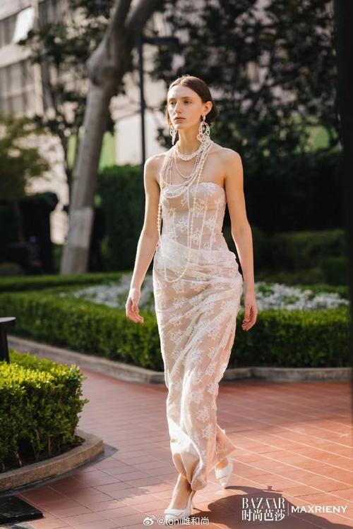 时尚芭莎90秒|在上海时装周,发现中国设计师的时尚新视角