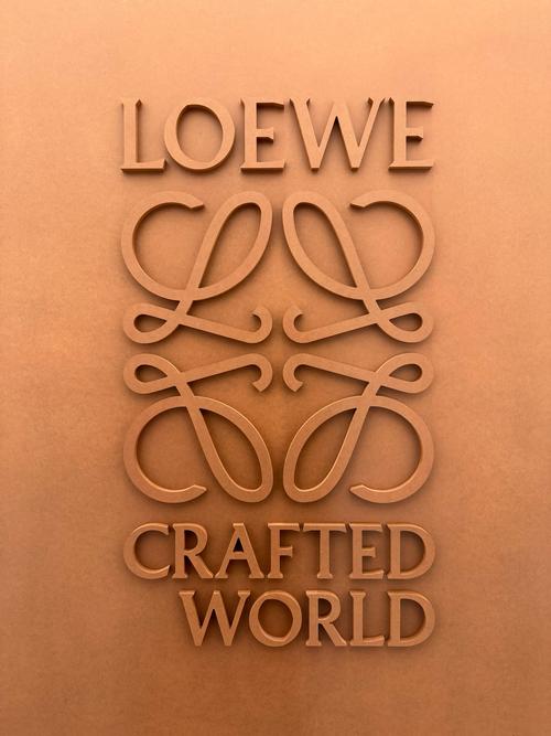 LOEWE最新艺术大展:1+1=0?