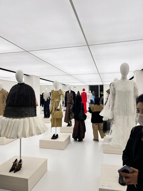 LOEWE最新艺术大展:1+1=0?