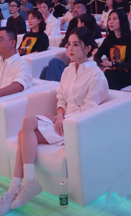 35℃的大热天,娜扎穿针织,刘雯蹬袜靴!?