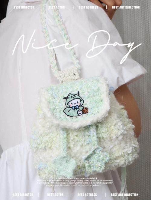 时尚芭莎90秒 | 如何用一个包包包你过夏天?