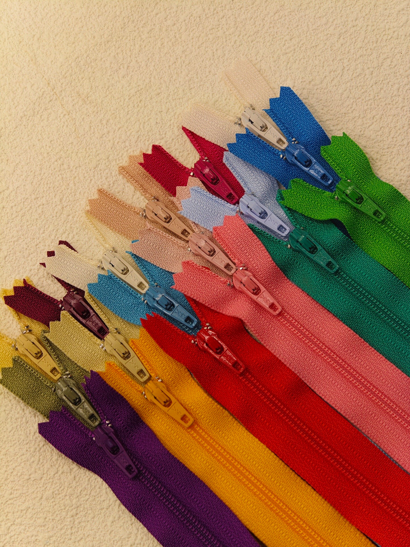 箱包尼龙,拉链分三种材质颜色分别为尼龙和聚酯