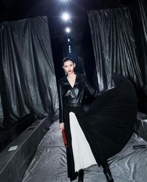 奚梦瑶身穿 Ermanno Scervino 黑色薄纱抹胸礼服裙亮相于 2018 戛纳现场