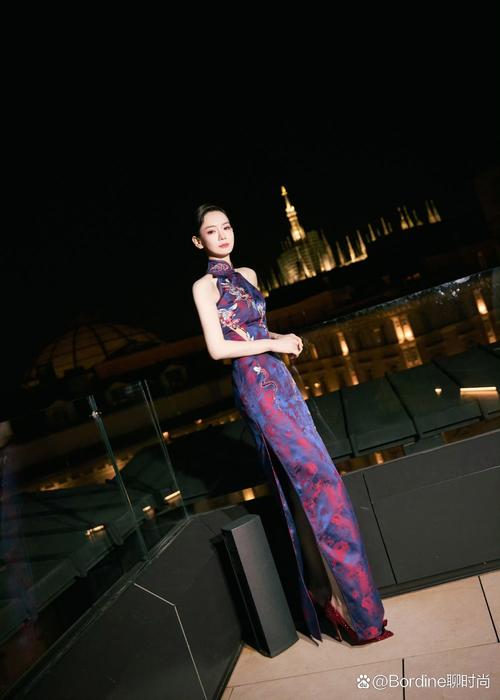 戚薇三套旗袍撩人心扉，搭配妆容更是“可”到不行！