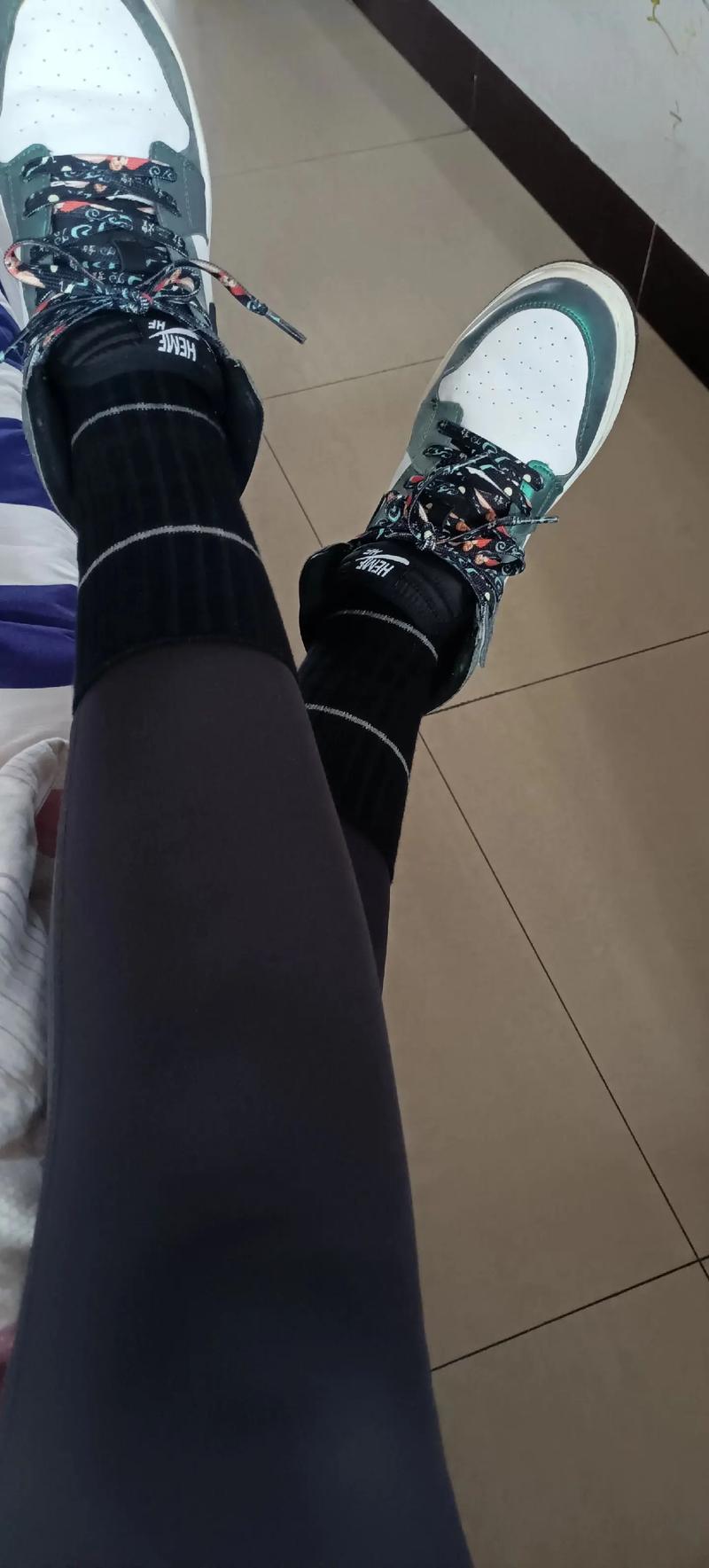 秋裤扎在袜子里?不,现在流行把裤子扎在靴子里