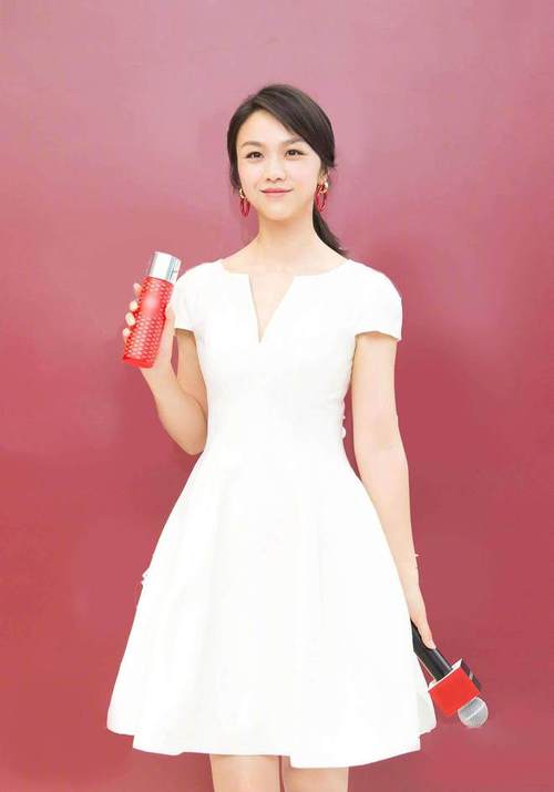 汤唯的小白裙完全穿在审美上，杨幂用皮裙散发该死的魅力！