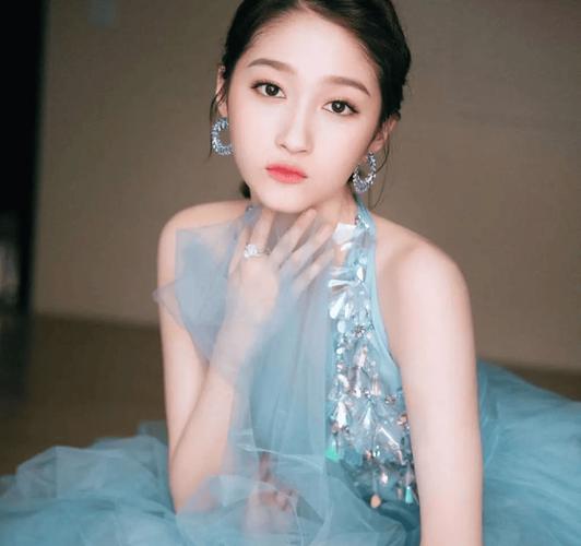 关晓彤悄悄做起了美妆博主,四分之三减龄妆真的实用吗?