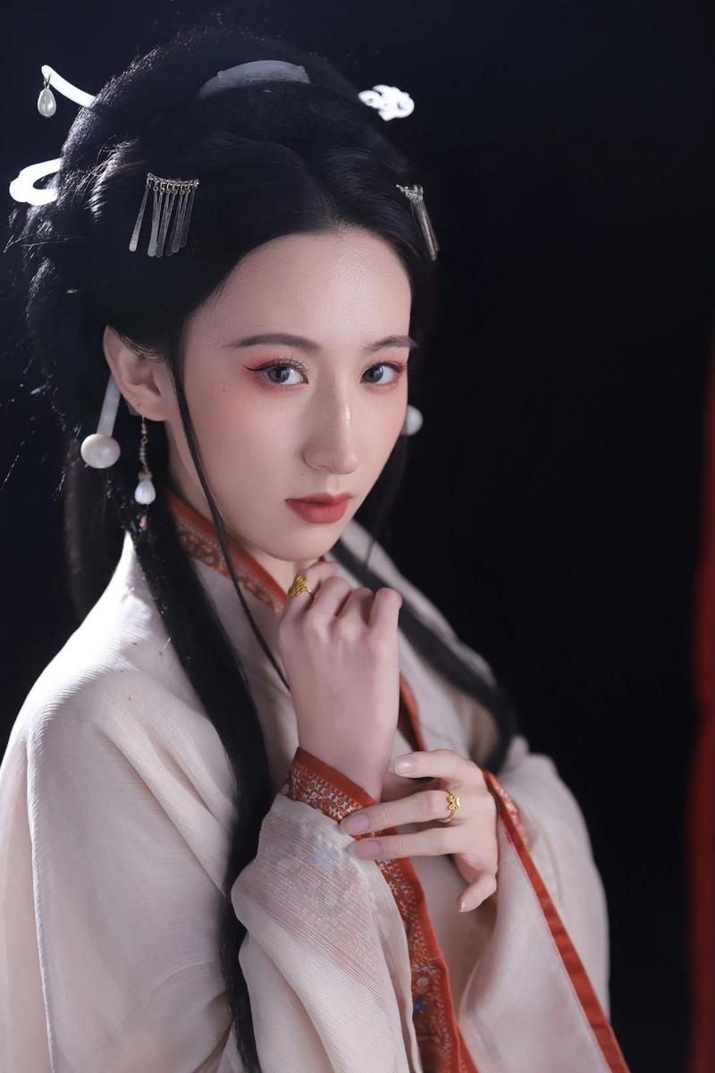 不得不说，有时候中国女人的古风气质太绝！【本周谁会穿】