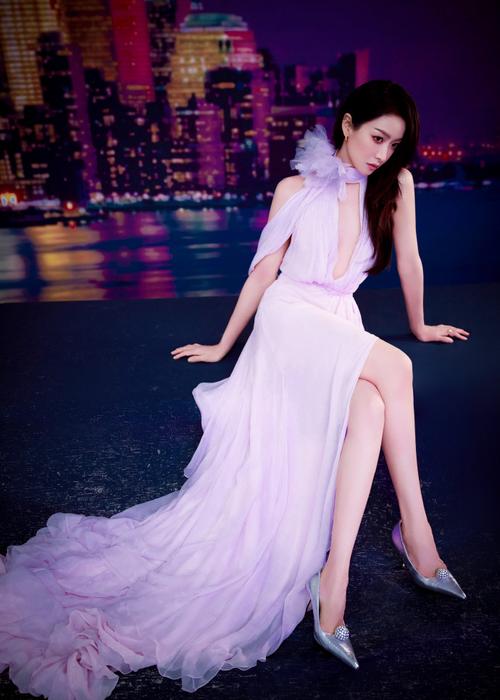 Angelababy丝绒裙够你夸吗，宋茜这镂空也太精致了吧？