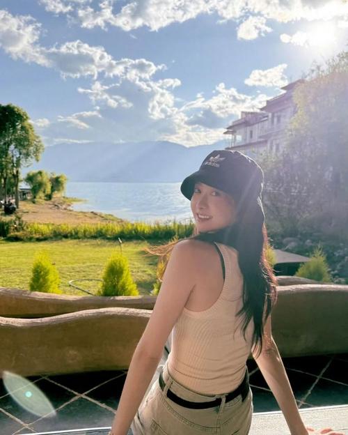 夏天才开启10%,女明星们已经集体“⽼头背⼼”?