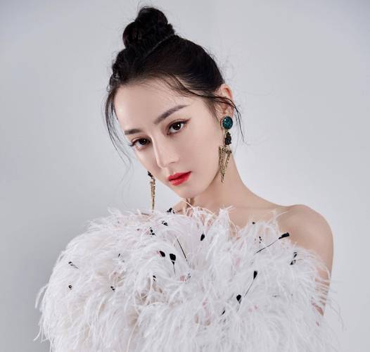 迪丽冷巴出道第一天就上热搜，而平行世界的你最想尝试什么事？