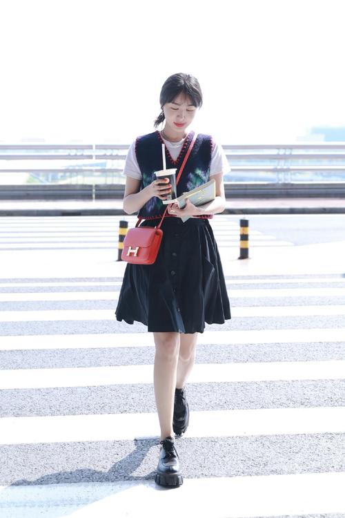 有了刘雯唐嫣的奶奶毛背心,秋天里的奶茶随便喝