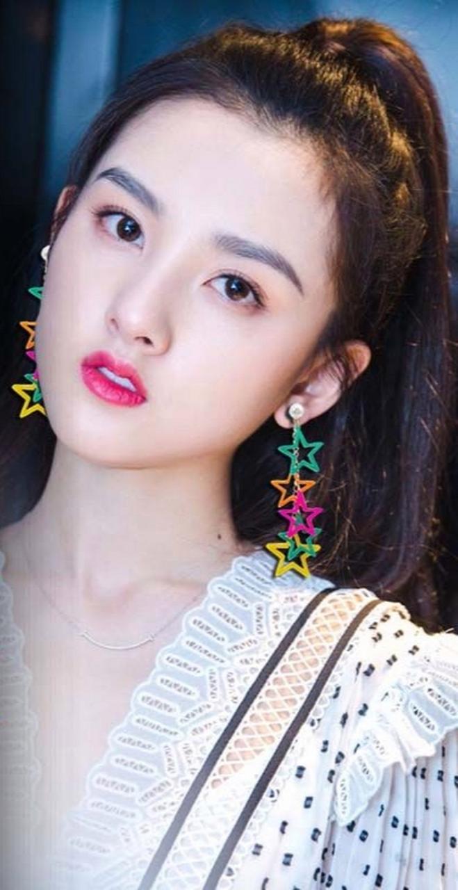 恢复营业的女明星怎么全都“变脸”了！宋祖儿和张天爱的清透元气妆你可吗？