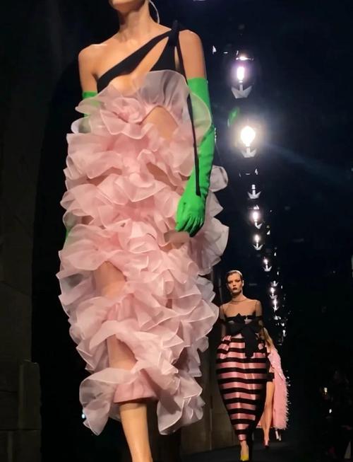 她们从未想过能为Valentino高定走秀