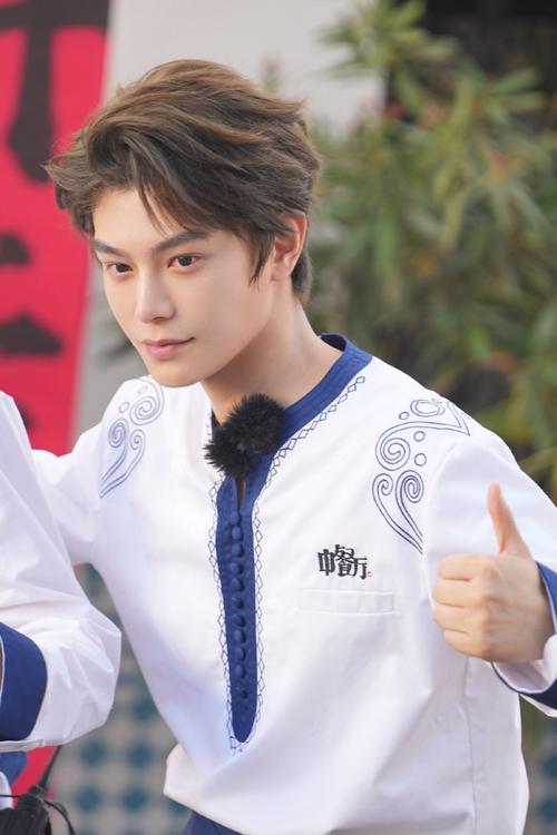 与丁禹兮一起感受夏天的快乐!