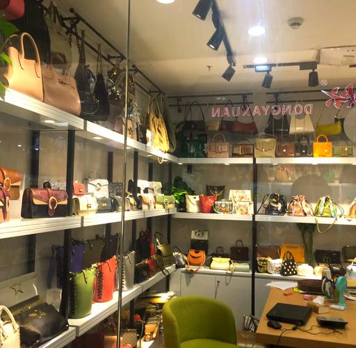 箱包批发信息,全国最大箱包市场之一广州地铁上少量乘坐批发